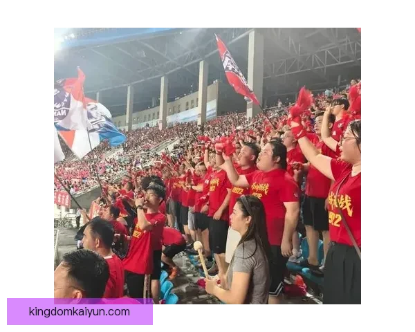 欧洲杯奖杯巡游启动，多地球迷热情迎接受赛事荣耀